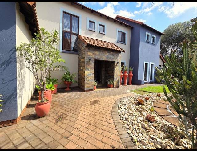 5 BEDROOM HOUSE FOR SALE IN ZAMBEZI COUNTRY ESTATE